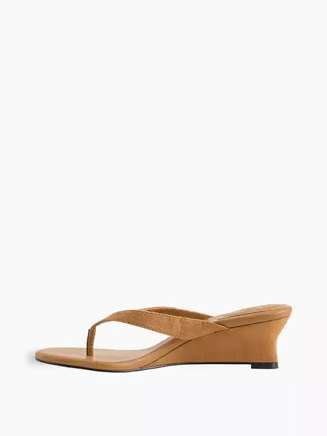Sandalias de cuña con tiras entre los dedos de cuero vegano