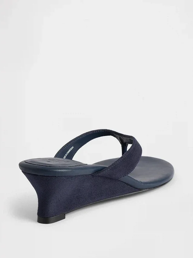 Sandalias de cuña con tiras entre los dedos de cuero vegano
