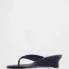 Sandalias de cuña con tiras entre los dedos de cuero vegano