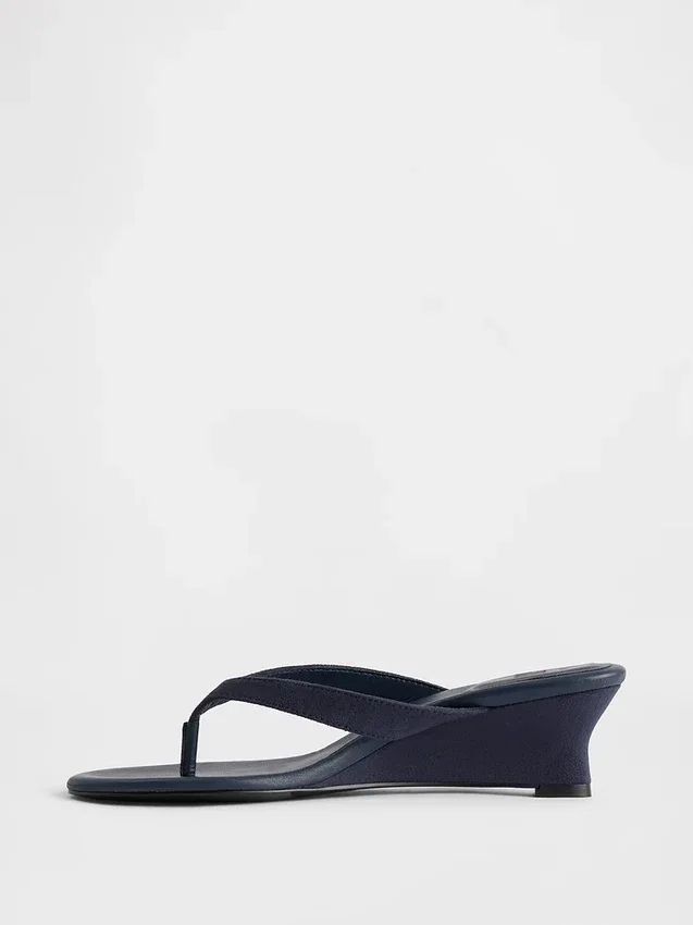 Sandalias de cuña con tiras entre los dedos de cuero vegano