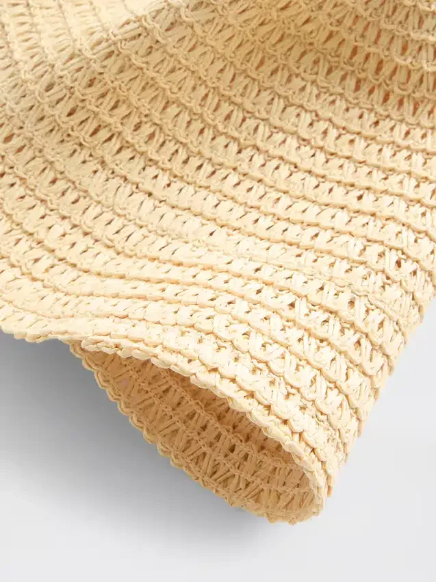Sombrero de paja tipo cubo