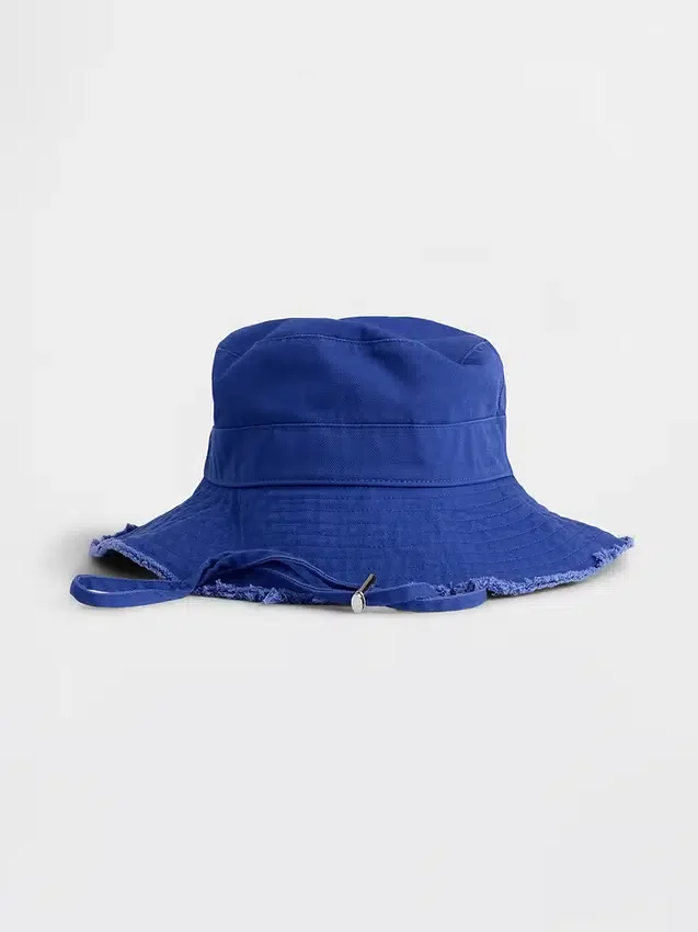 Sombrero de pescador con bordes deshilachados