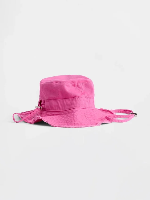 Sombrero de pescador con bordes deshilachados