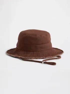Sombrero de pescador con bordes deshilachados