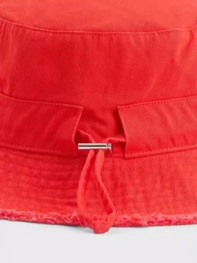 Sombrero de pescador con bordes deshilachados