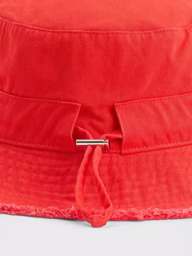 Sombrero de pescador con bordes deshilachados