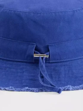 Sombrero de pescador con bordes deshilachados