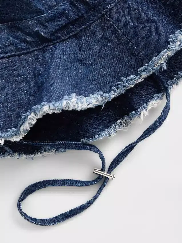 Sombrero de pescador con bordes deshilachados