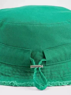 Sombrero de pescador con bordes deshilachados