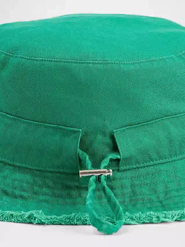 Sombrero de pescador con bordes deshilachados