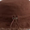 Sombrero de pescador con bordes deshilachados