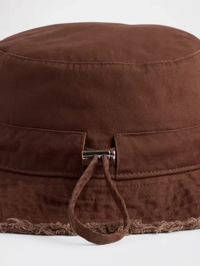 Sombrero de pescador con bordes deshilachados