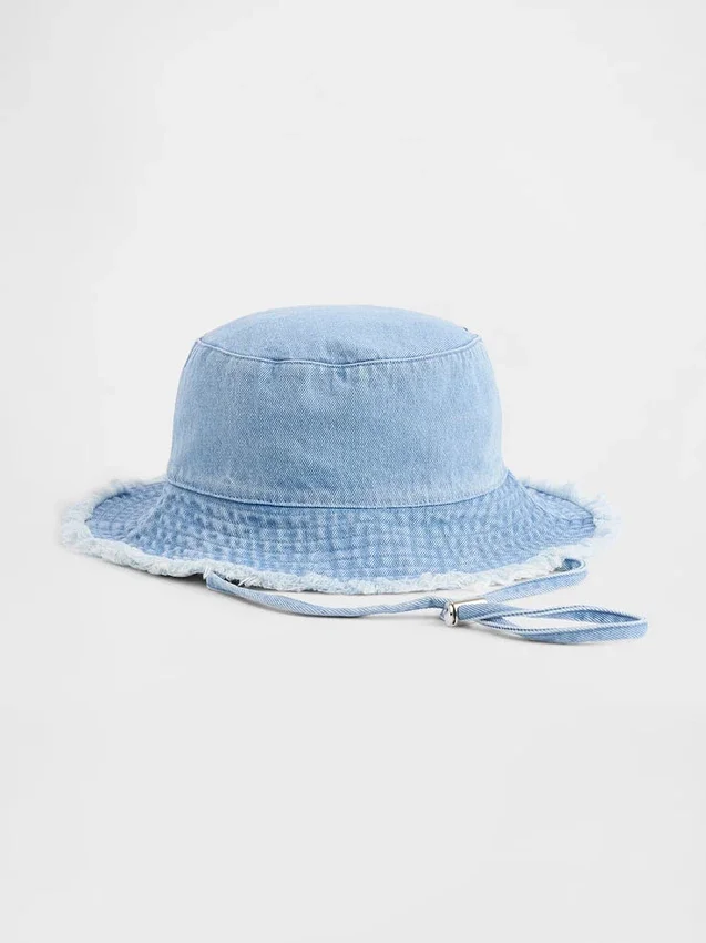 Sombrero de pescador con bordes deshilachados