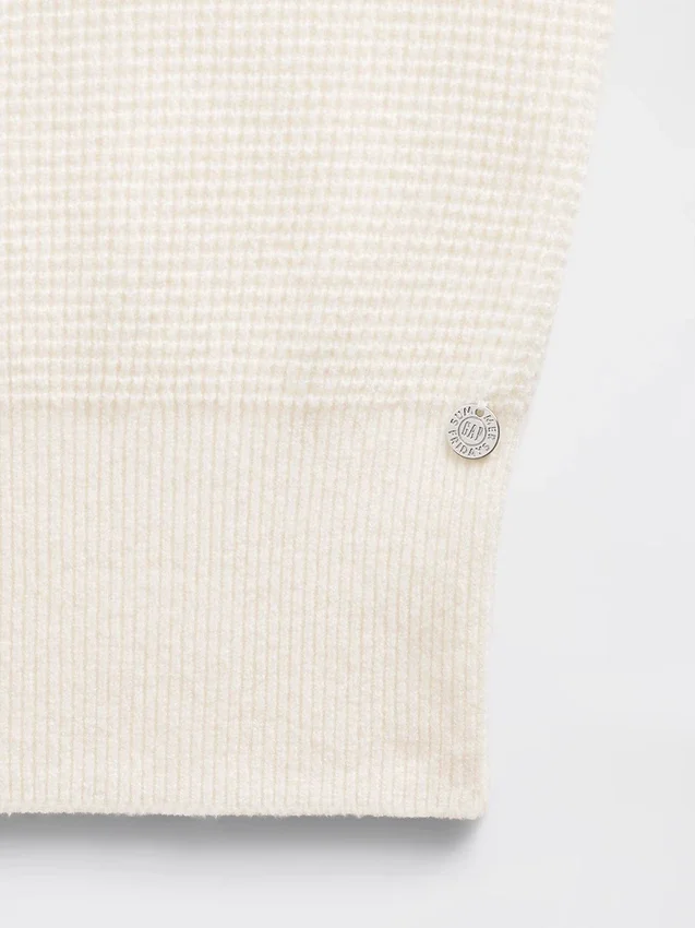Sudadera con capucha corta de tejido tipo waffle CashSoft de GAP × Summer Fridays