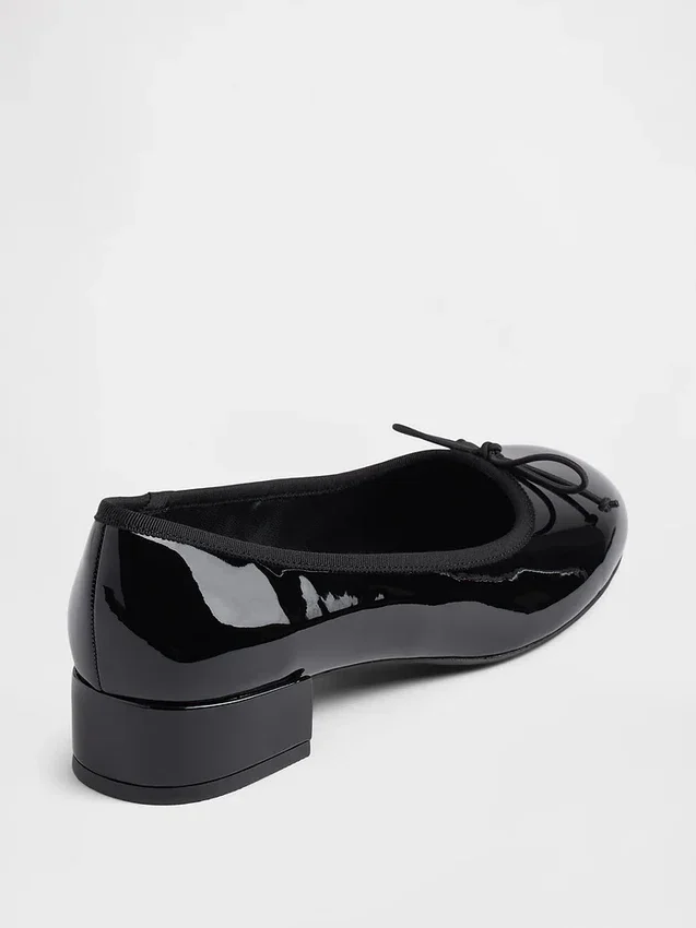 Tacones de charol vegano