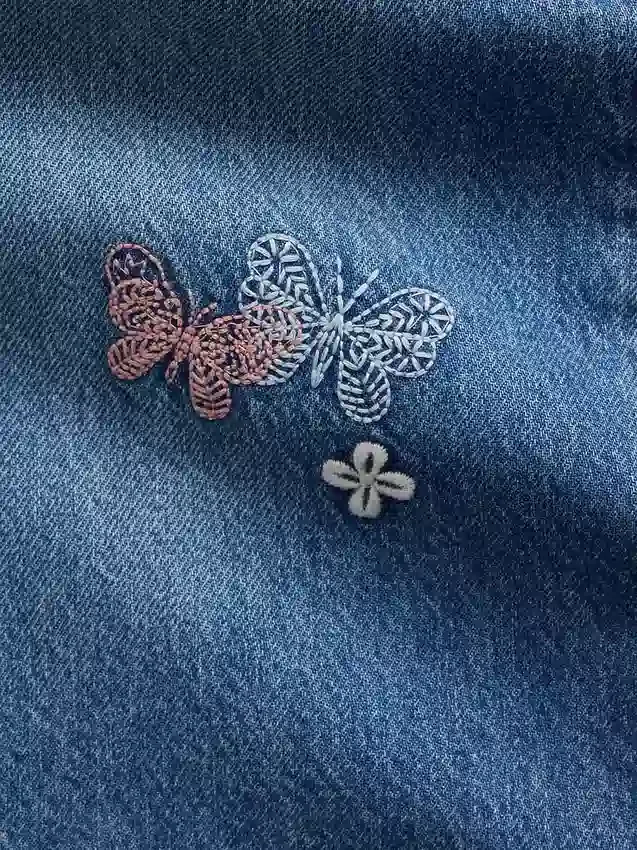 Vaqueros de mezclilla holgados de talle bajo con bordados para niños