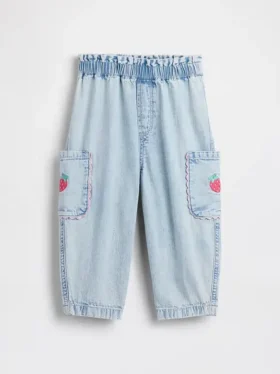 Vaqueros de mezclilla tipo cargo con corte de barril y diseño de fresa para Bebé y Niño