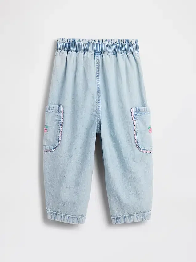 Vaqueros de mezclilla tipo cargo con corte de barril y diseño de fresa para Bebé y Niño