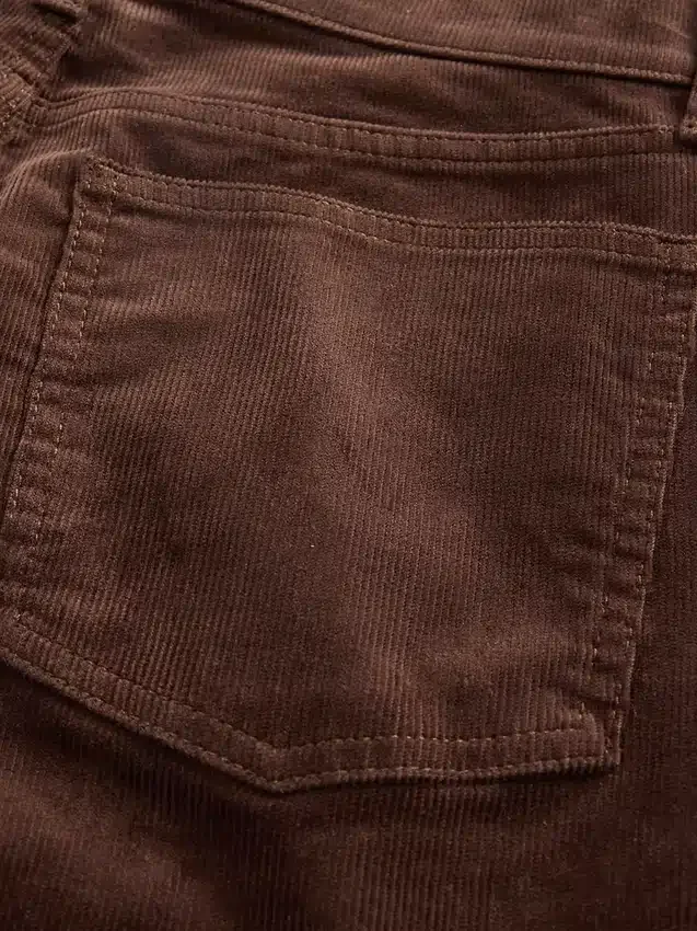Vaqueros de pana de talle alto estilo años 90, corte recto y ajustado