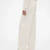 Vaqueros de talle alto con corte arqueado de GAP × Victoria Beckham