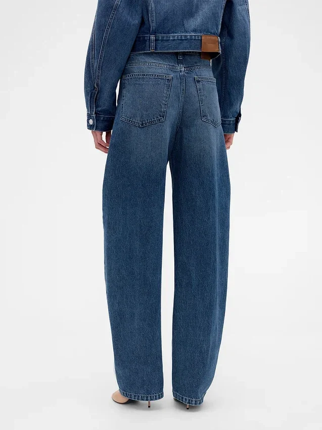 Vaqueros de talle alto con corte arqueado de GAP × Victoria Beckham