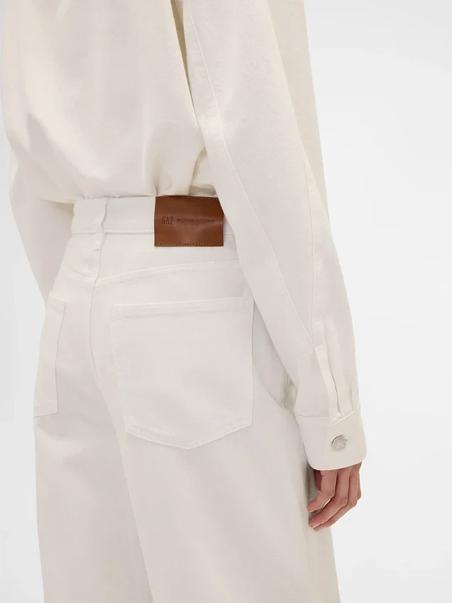 Vaqueros de talle alto con corte arqueado de GAP × Victoria Beckham