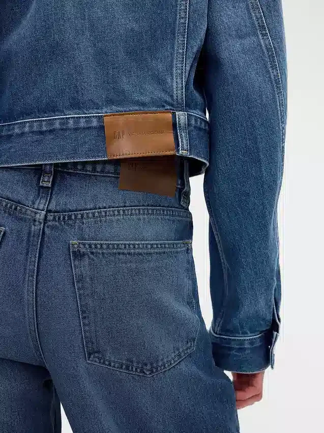 Vaqueros de talle alto con corte arqueado de GAP × Victoria Beckham