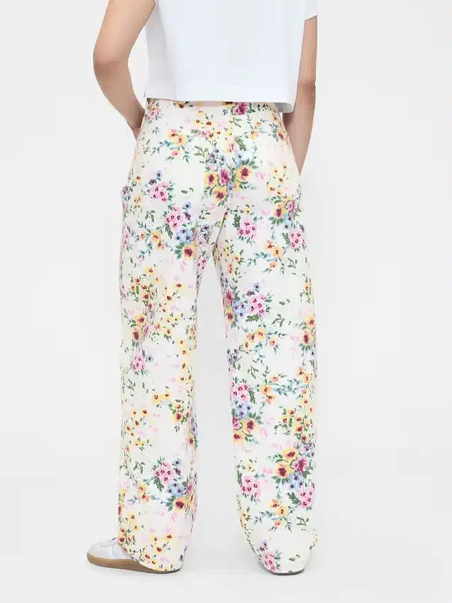Vaqueros de talle alto con corte recto y estampado floral