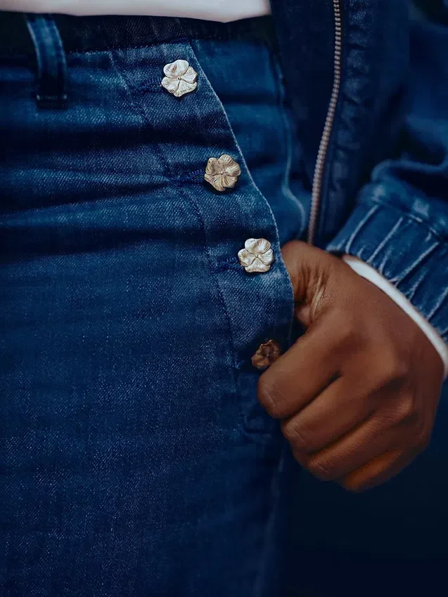 Vaqueros de tiro alto con pinzas y pierna ancha GAP × Hfr de Atelier Ndigo