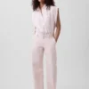 Vaqueros holgados de talle bajo «Barrel» en color rosa de GAP × Hfr, de la colección de Nicole Benefield