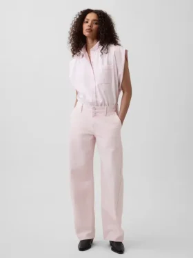 Vaqueros holgados de talle bajo «Barrel» en color rosa de GAP × Hfr, de la colección de Nicole Benefield