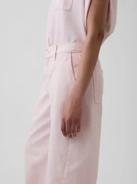 Vaqueros holgados de talle bajo «Barrel» en color rosa de GAP × Hfr, de la colección de Nicole Benefield