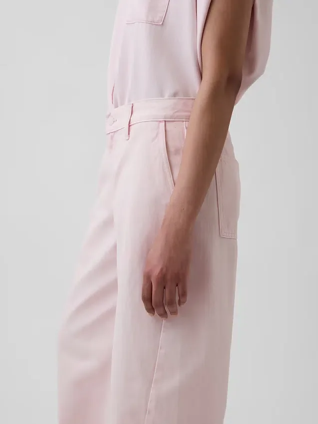 Vaqueros holgados de talle bajo «Barrel» en color rosa de GAP × Hfr, de la colección de Nicole Benefield