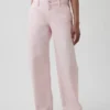 Vaqueros holgados de talle bajo «Barrel» en color rosa de GAP × Hfr, de la colección de Nicole Benefield