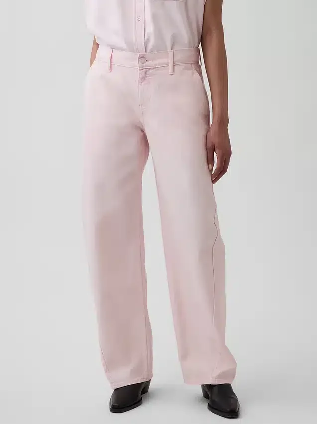 Vaqueros holgados de talle bajo «Barrel» en color rosa de GAP × Hfr, de la colección de Nicole Benefield