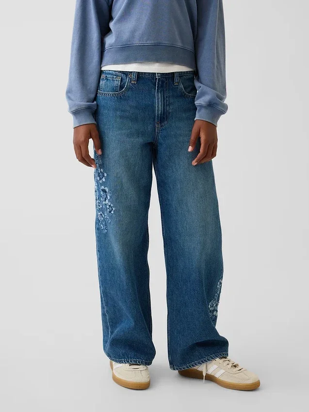 Vaqueros infantiles de talle bajo, corte amplio y estampado floral bordado