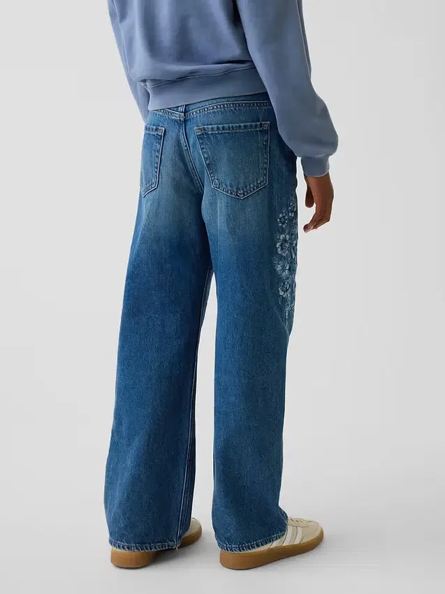 Vaqueros infantiles de talle bajo, corte amplio y estampado floral bordado