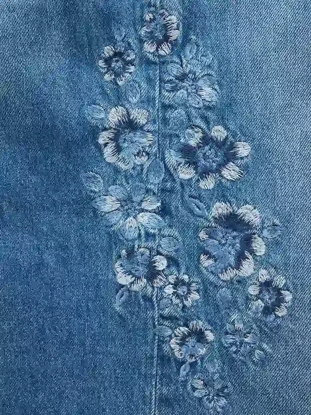 Vaqueros infantiles de talle bajo, corte amplio y estampado floral bordado