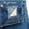 Vaqueros infantiles de talle bajo, corte amplio y estampado floral bordado
