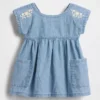 Vestido de mezclilla con bolsillos bordados para bebé