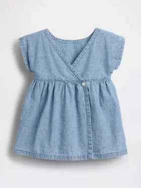 Vestido de mezclilla con bolsillos bordados para bebé