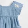 Vestido de mezclilla con bolsillos bordados para bebé