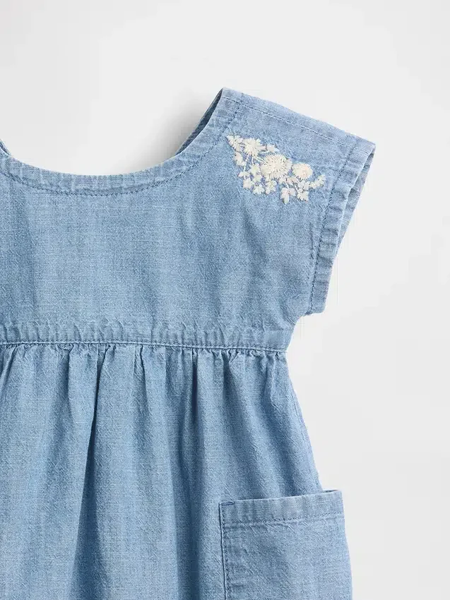 Vestido de mezclilla con bolsillos bordados para bebé