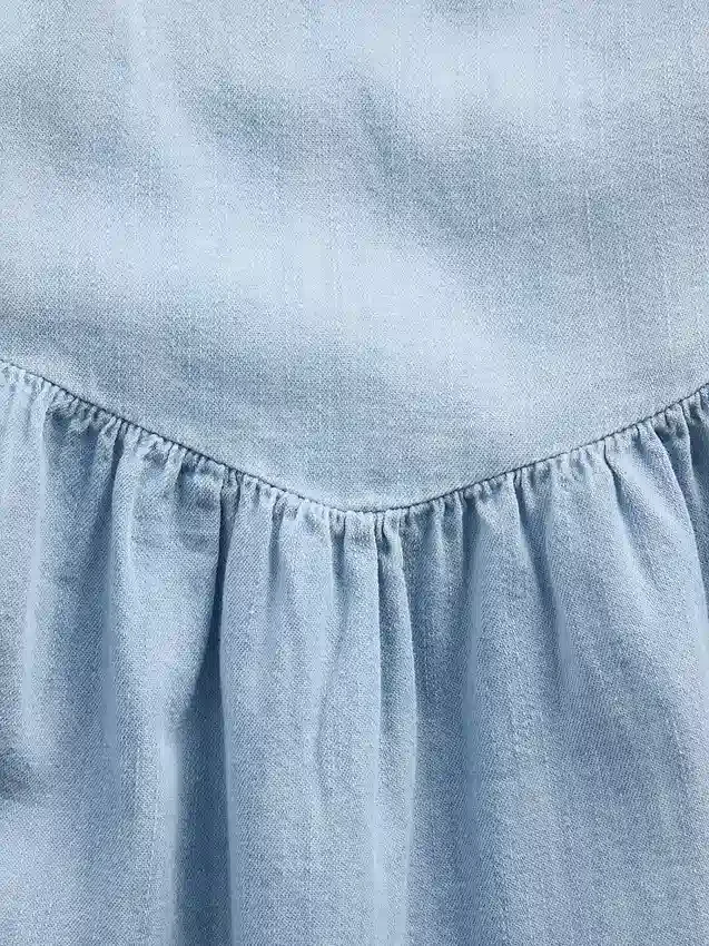 Vestido de mezclilla con mangas ondeantes y escote de corazón