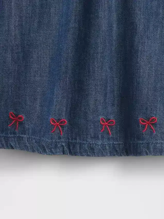 Vestido de mezclilla para bebé con cuello de volantes