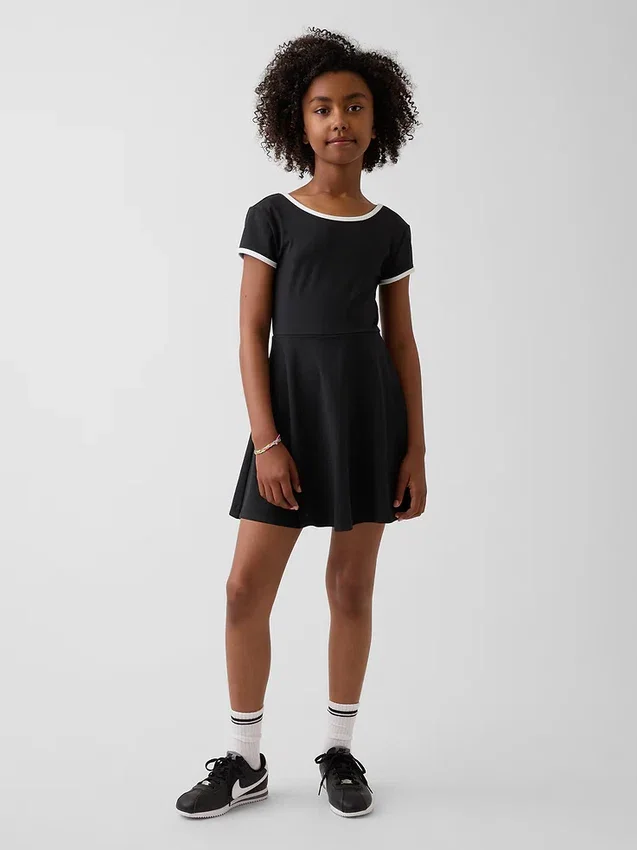 Vestido deportivo para niños con mangas casquillo
