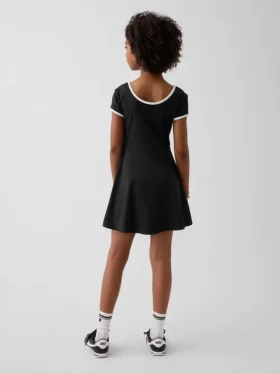 Vestido deportivo para niños con mangas casquillo