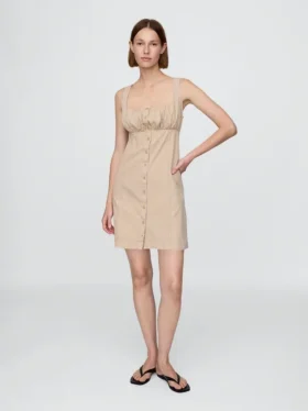 Vestido fruncido con botones en el frente