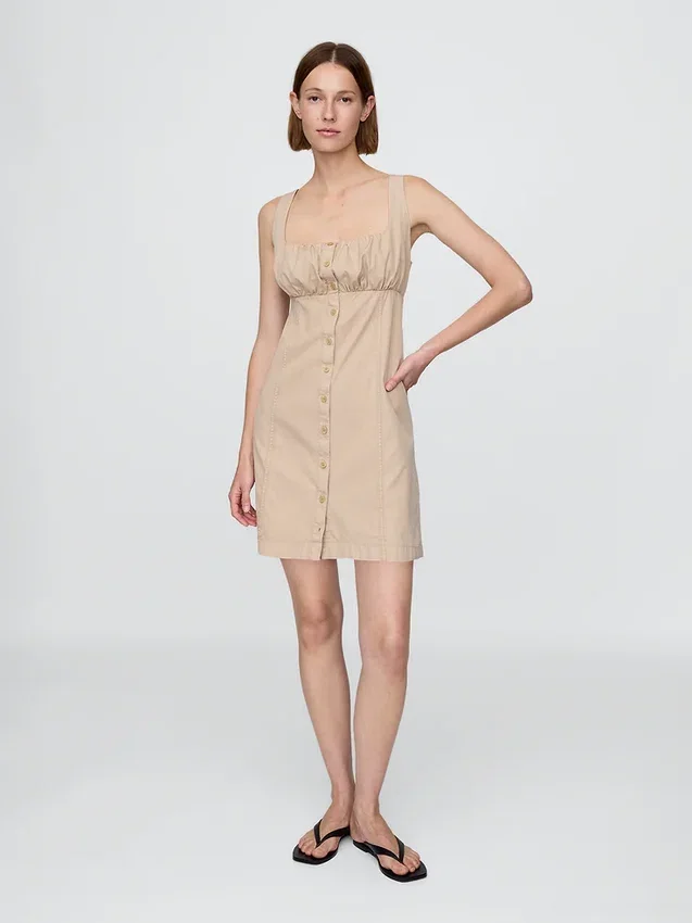 Vestido fruncido con botones en el frente