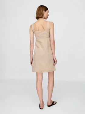 Vestido fruncido con botones en el frente